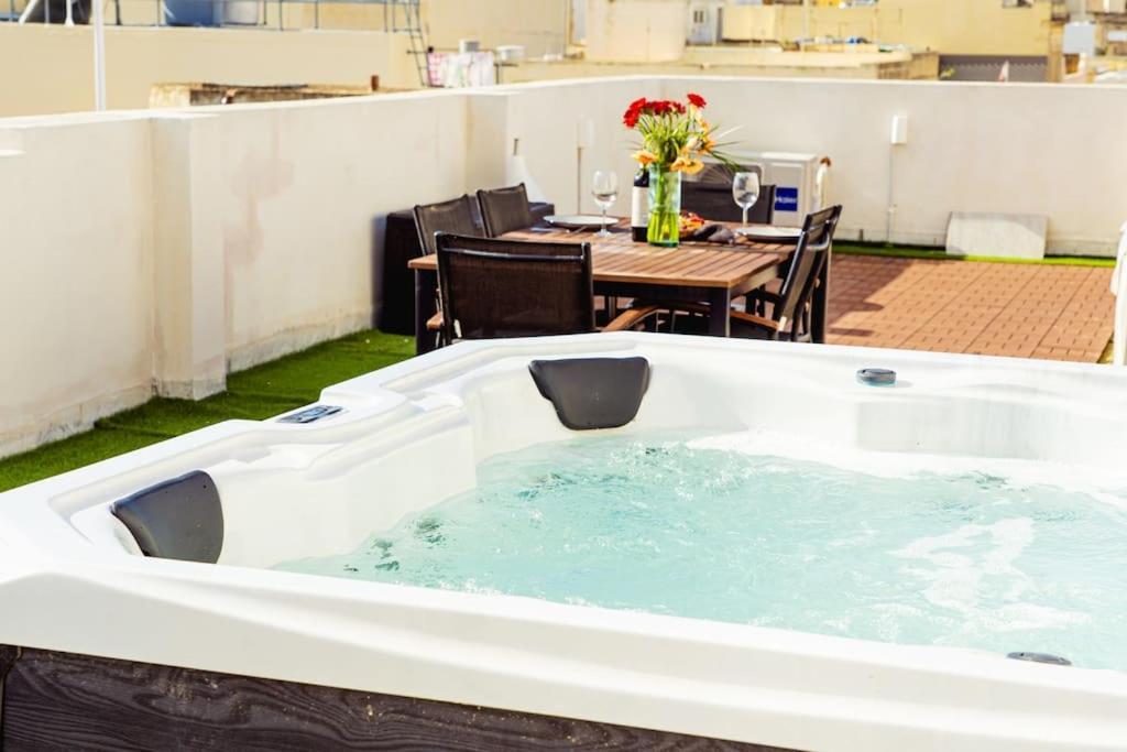 Luxury Designer Penthouse With Private Jacuzzi Διαμέρισμα Σλιέμα Εξωτερικό φωτογραφία